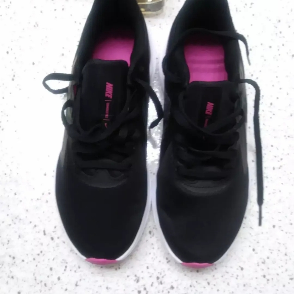 NIKE SIZE 6